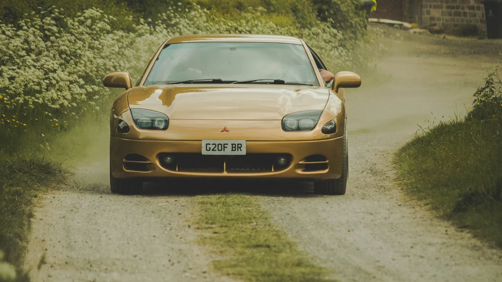 Mitsubishi GTO 3000GT rojo con faros escamoteables y alerón trasero