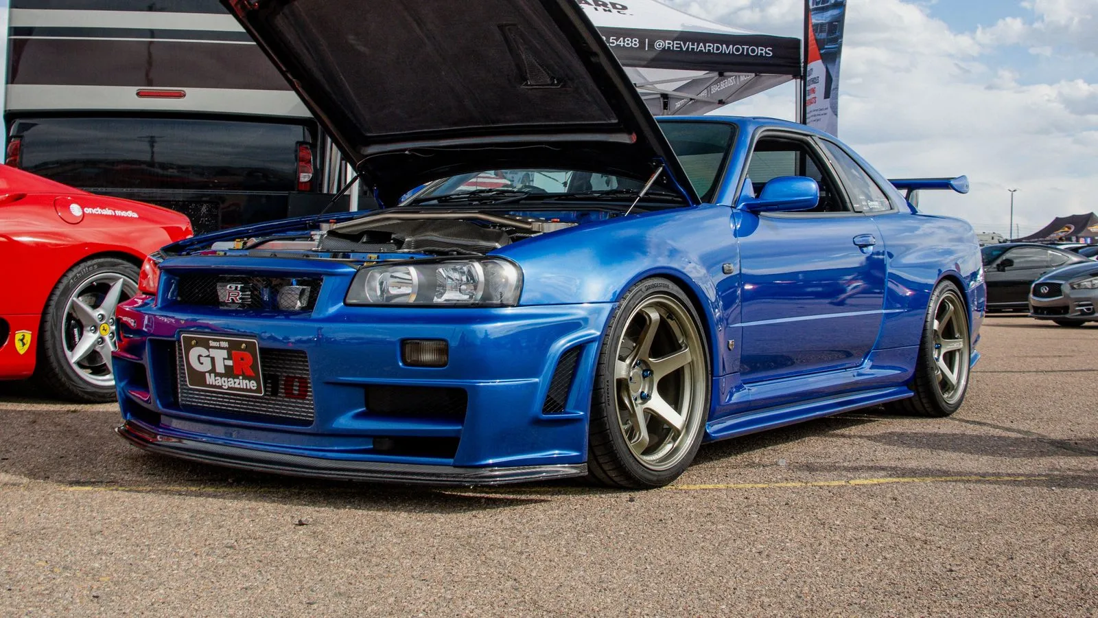 Nissan Skyline GT-R R34 azul Bayside con el capó abierto mostrando el motor RB26DETT